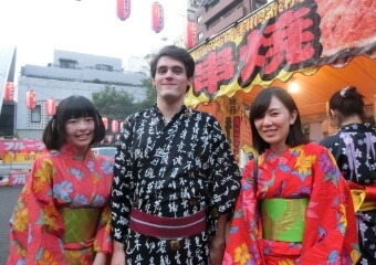 穿著學校的浴衣第一次參加了日本傳統節慶盂蘭盆節。